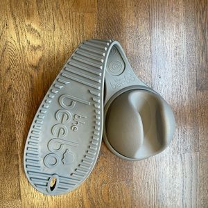 Beebo hands-free bottle holder gray